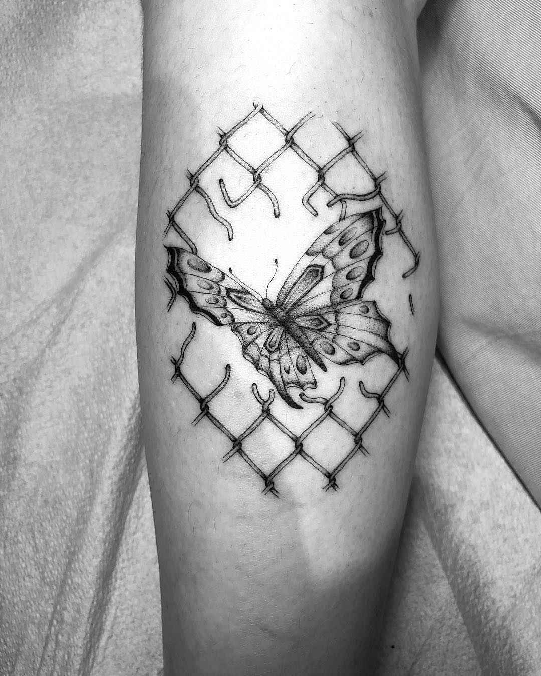 Tattoo artist Stefan Spider Sinclair, authors black dotwork minimalistic tattoo | New Zealand