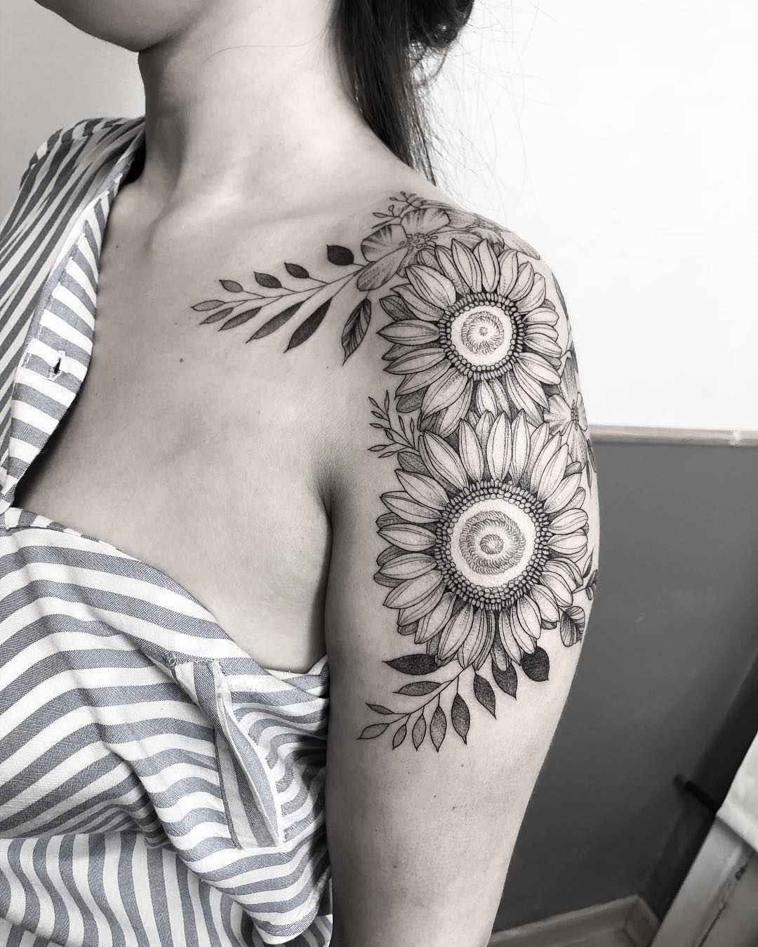 Tattoo artist Sandra Cunha authors style blackwork tattoo, linework, surrealism | Brasil