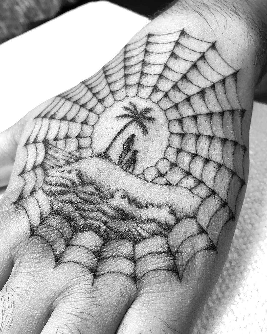 Tattoo artist Stefan Spider Sinclair, authors black dotwork minimalistic tattoo | New Zealand
