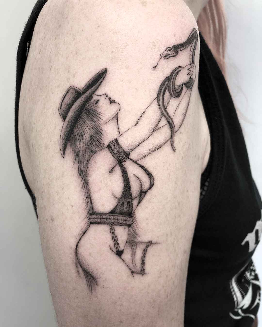 Tattoo artist Stefan Spider Sinclair, authors black dotwork minimalistic tattoo | New Zealand