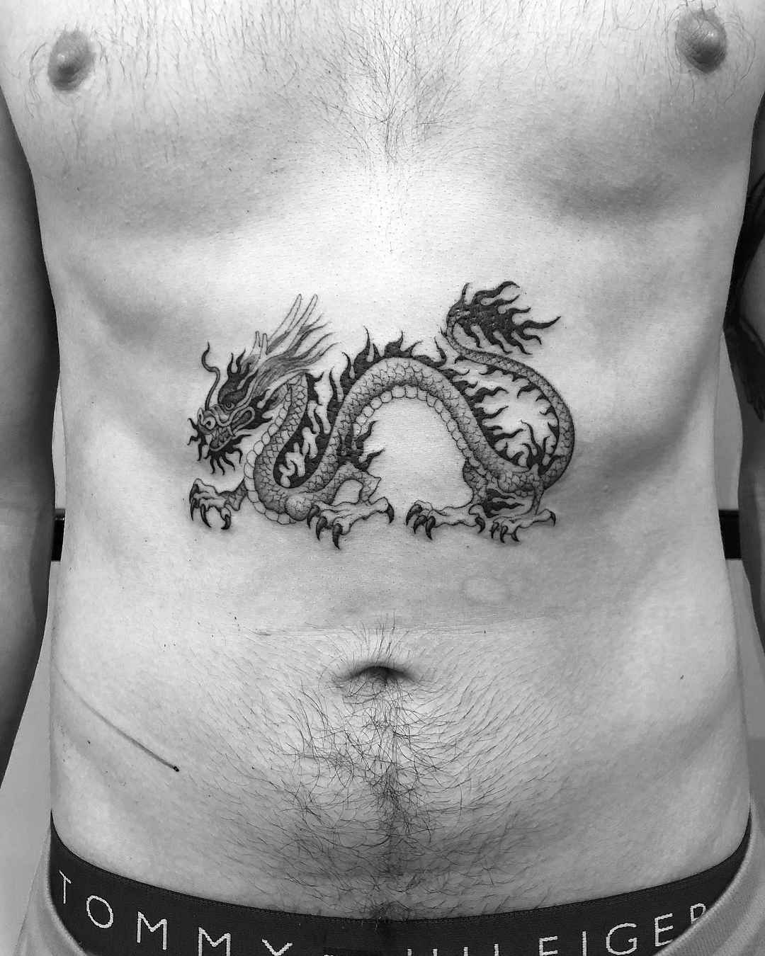 Tattoo artist Stefan Spider Sinclair, authors black dotwork minimalistic tattoo | New Zealand