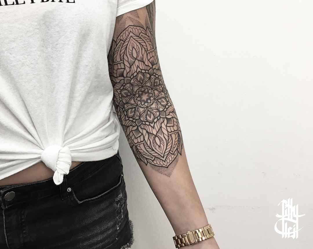 纹身艺术家Billy Heil的黑色装饰性点绘纹身 | 白俄罗斯明斯克