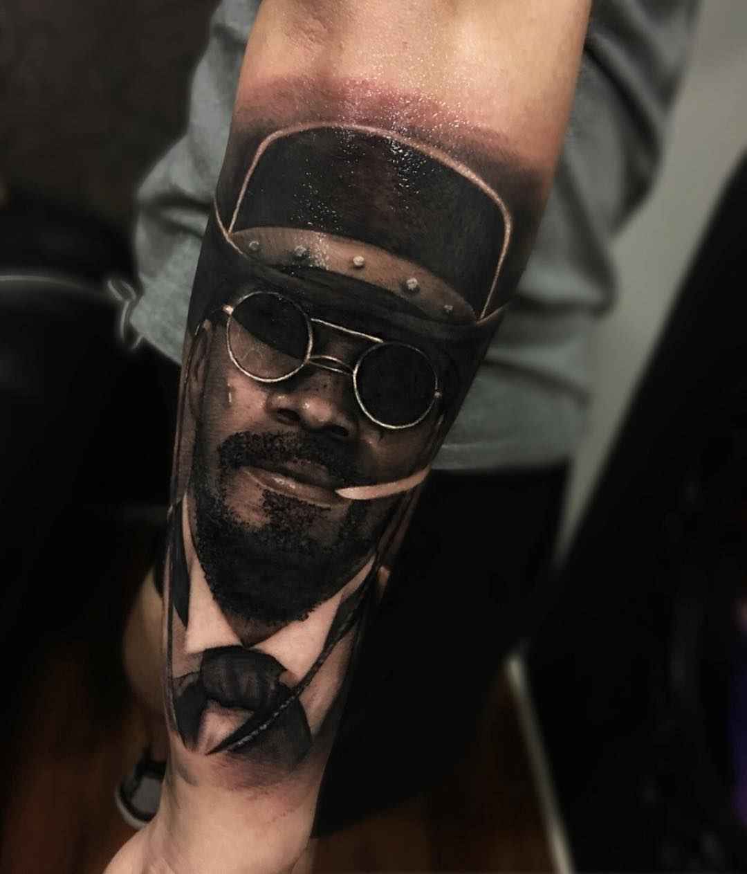 Artista di tatuaggi Ganga, ritratto in nero e grigio in stile realismo | Spagna