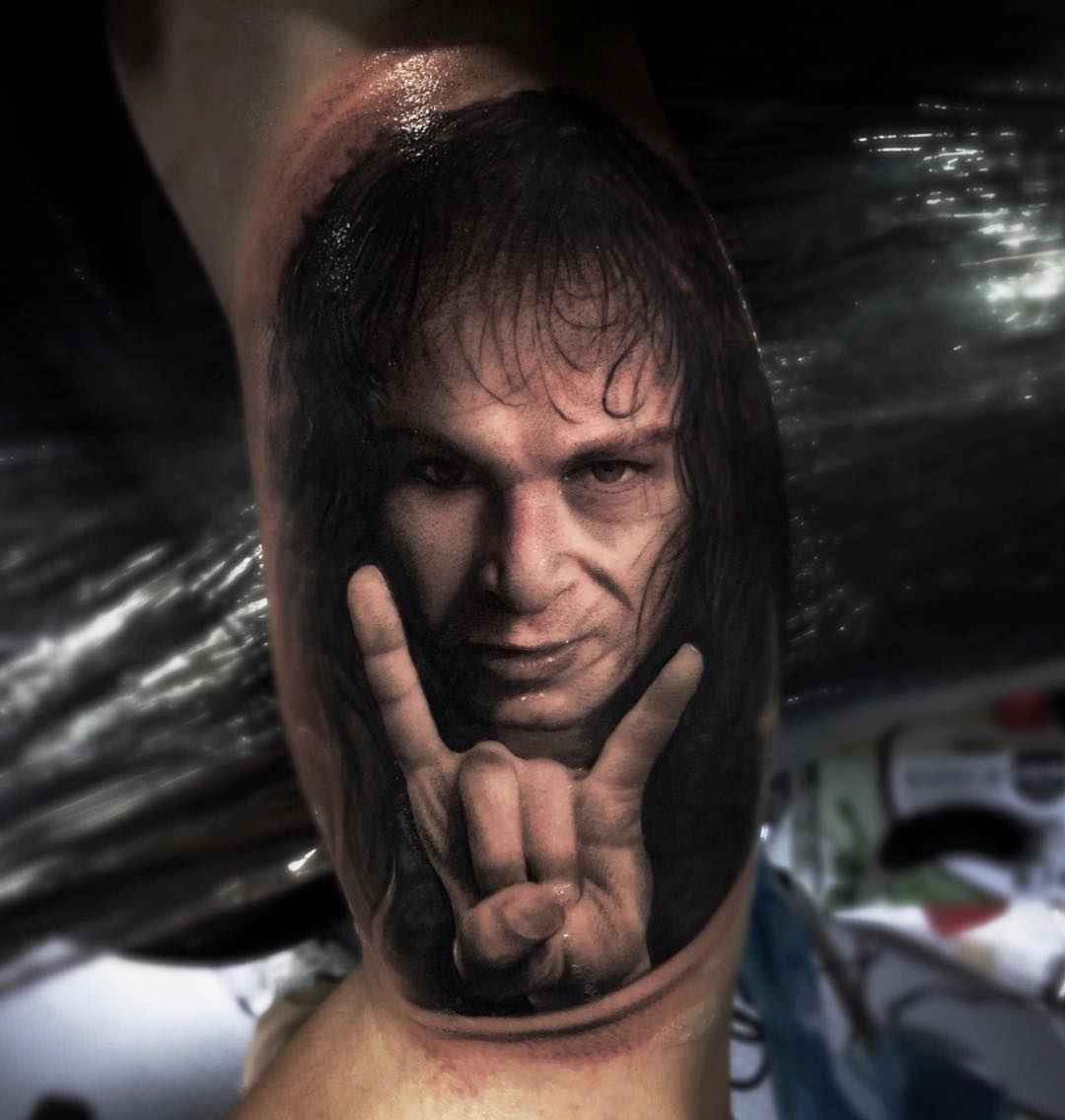 Artista di tatuaggi Ganga, ritratto in nero e grigio in stile realismo | Spagna