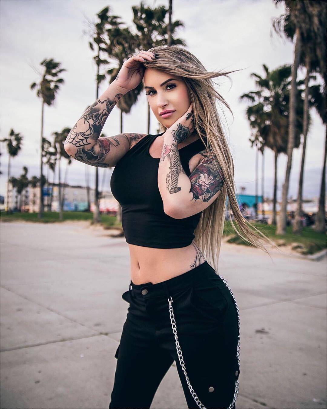 Modelo tatuada Sheila Nstz, modelo de fotografía alternativa, chica con tatuaje |  Canadá