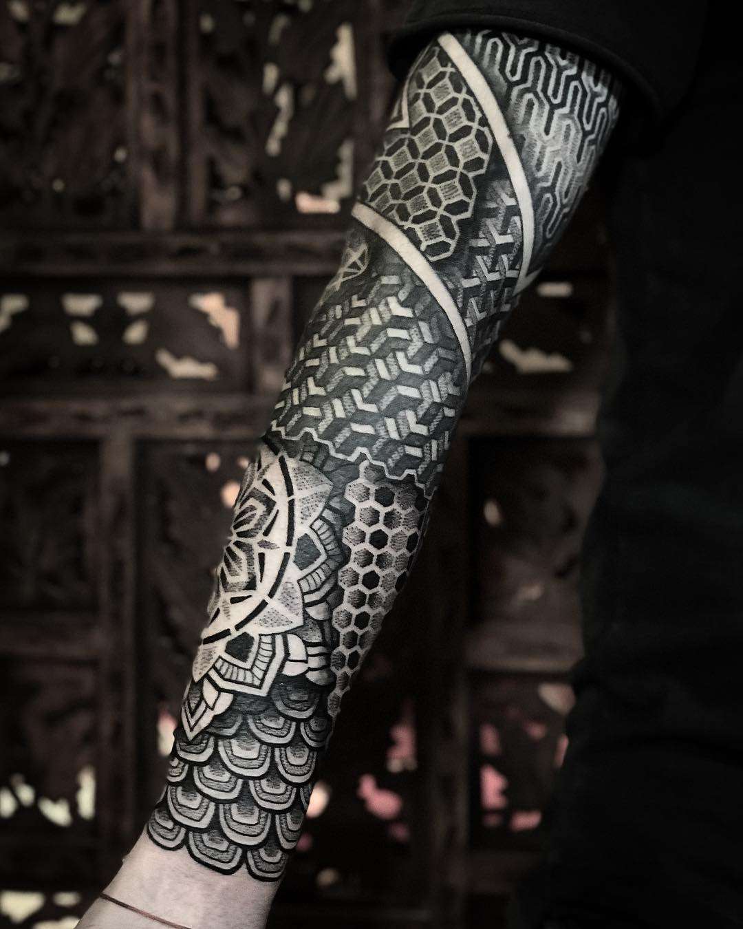 Tattoo artist Caco Menegaz, authors style blackwork ornamental tattoo | Brazil