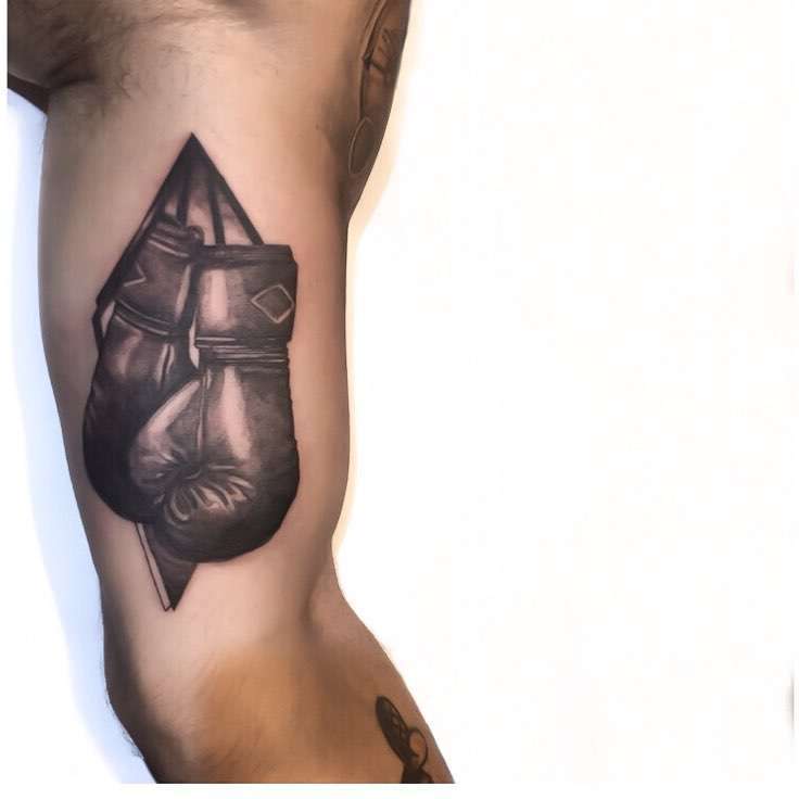 Tattoo artist Ronan Duarte, black realistic minimalism tattoo | Brazil