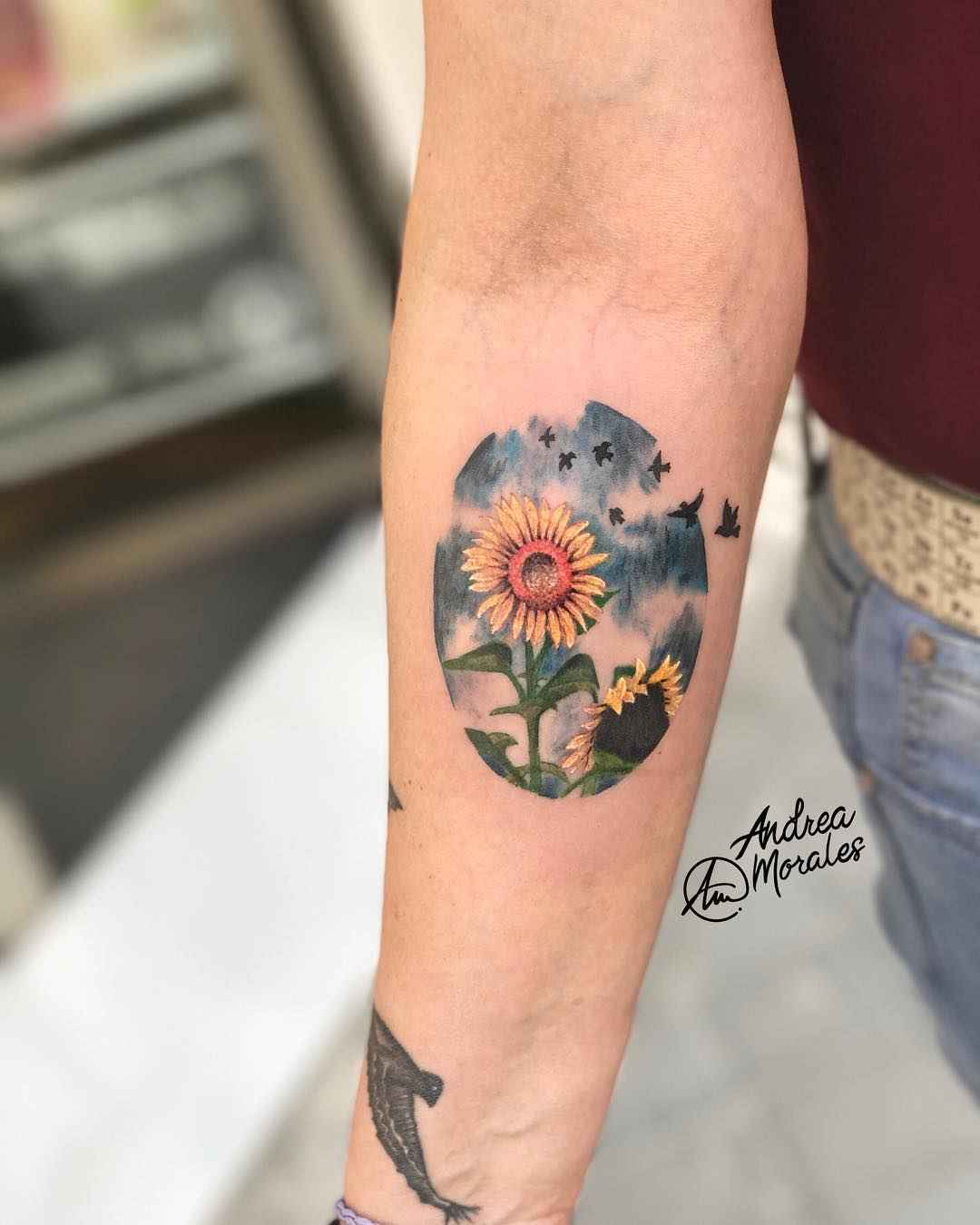 Тату мастер Andrea Morales цветная круглая минималистичная татуировка | Tattoo artist Andrea Morales color round minimalistic tattoo