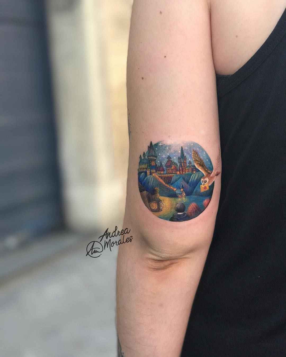 Тату мастер Andrea Morales цветная круглая минималистичная татуировка | Tattoo artist Andrea Morales color round minimalistic tattoo