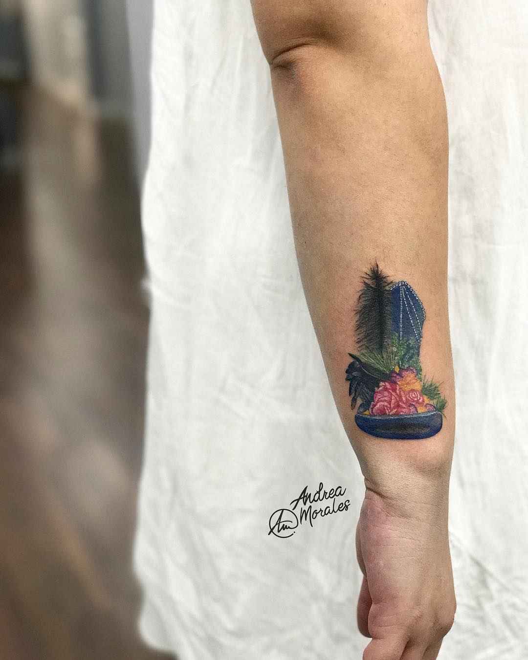 Тату мастер Andrea Morales цветная круглая минималистичная татуировка | Tattoo artist Andrea Morales color round minimalistic tattoo