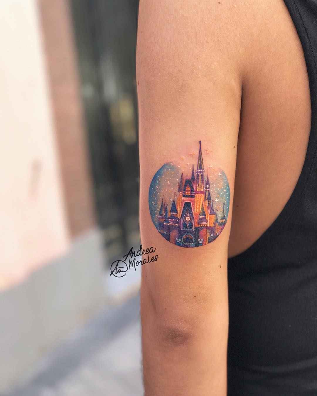 Тату мастер Andrea Morales цветная круглая минималистичная татуировка | Tattoo artist Andrea Morales color round minimalistic tattoo