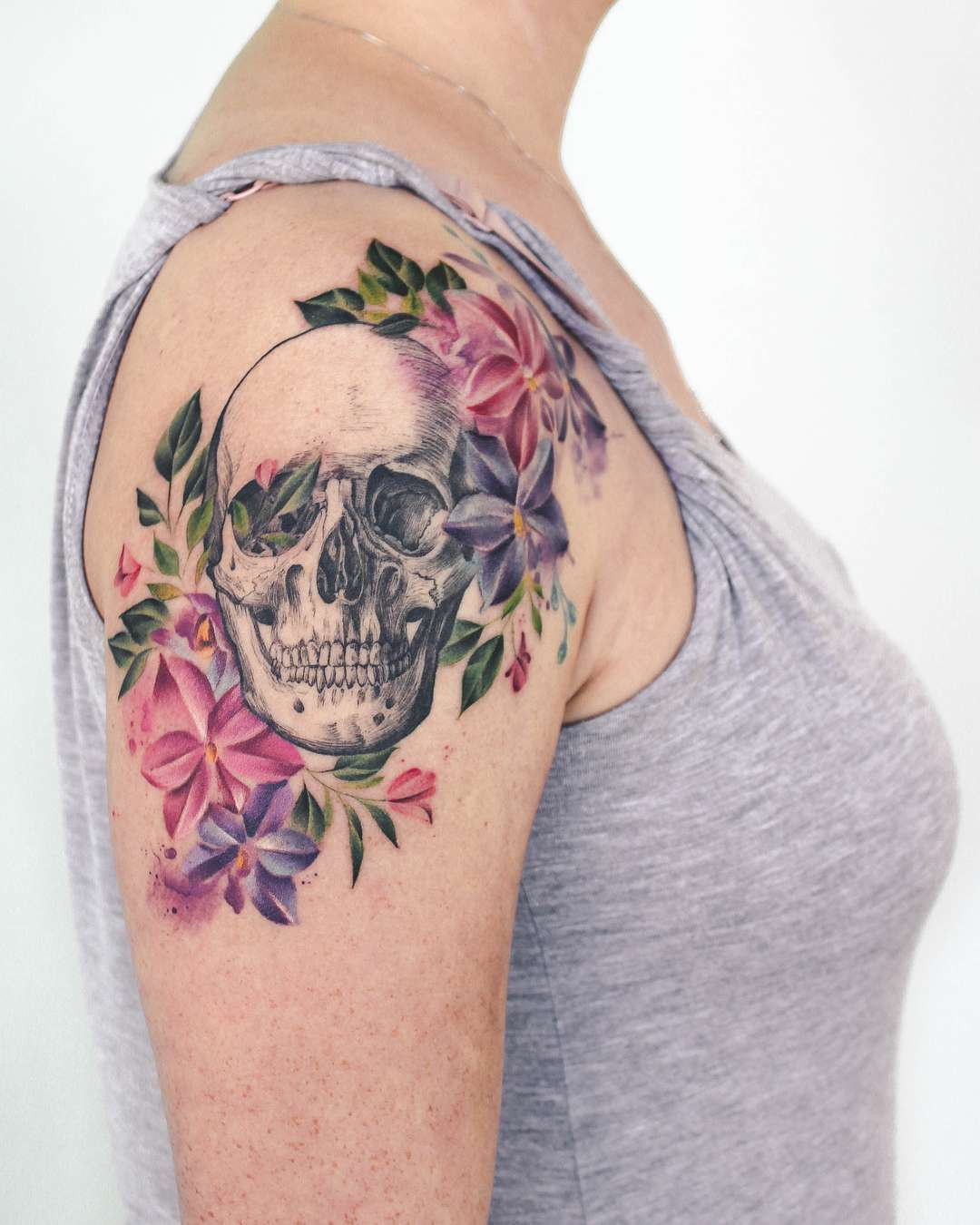 Tattoo artist Bryan Gutierrez, color and black minimalistic flowers tattoo | USA