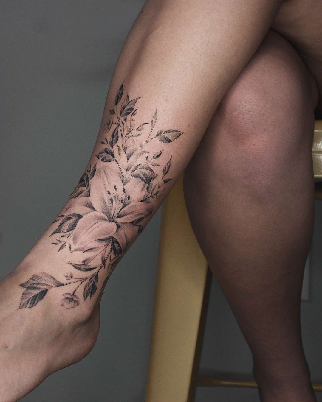 Tattoo artist Bryan Gutierrez, color and black minimalistic flowers tattoo | USA
