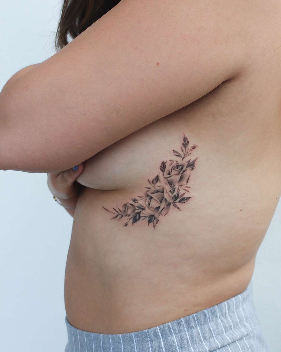 Tattoo artist Bryan Gutierrez, color and black minimalistic flowers tattoo | USA