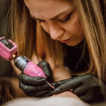 Tattoo artist Sasha Hemelaer