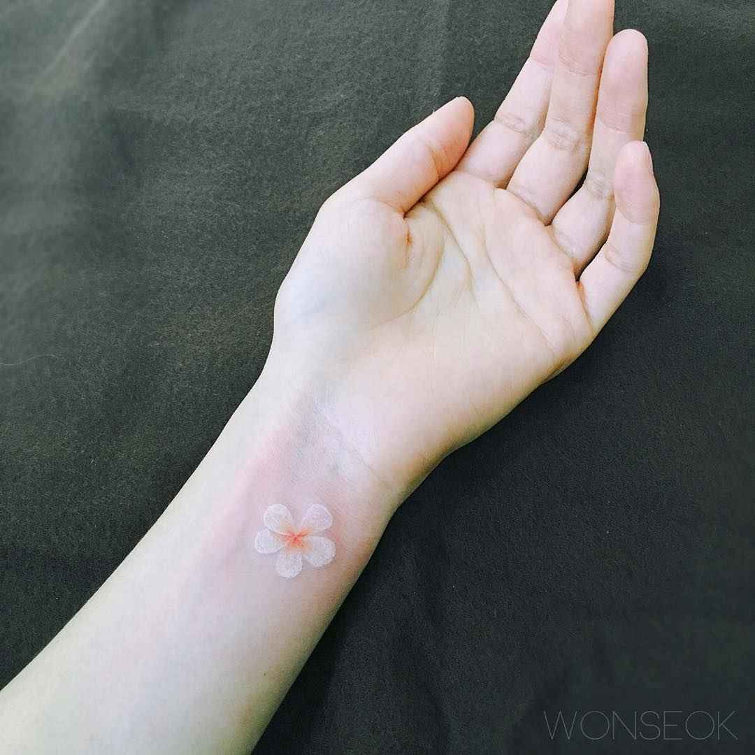 Тату мастер Wonseok цветная акварельная минималистичная татуировка | Tattoo artist Wonseok color watercolor minimalistic tattoo