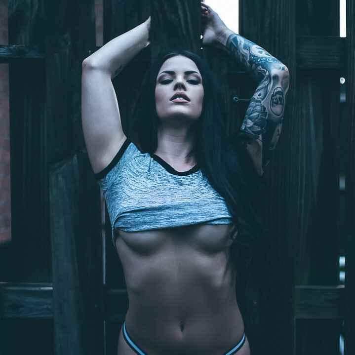 Modelo femenino de tatuaje alternativo Ashley Michelle