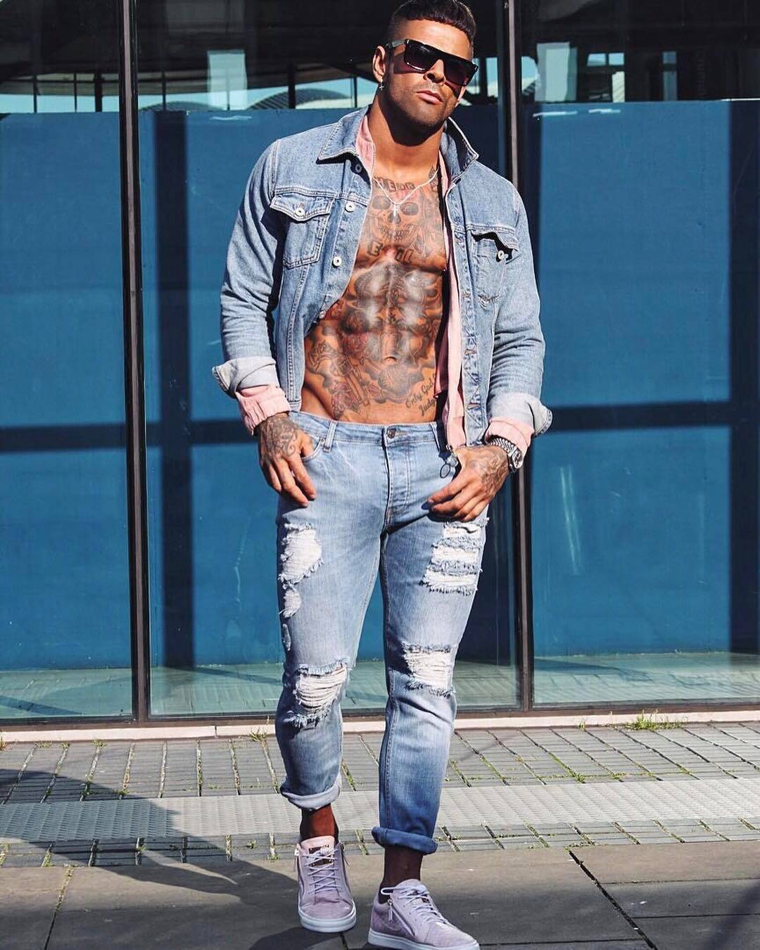 纹身模特莱昂·斯科特，另类男性模特，纹身男子 | 英国