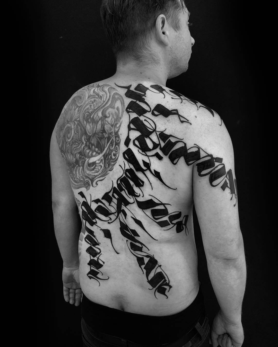 纹身艺术家Gordon Lettuce，作者风格的抽象黑工纹身 | 英国
