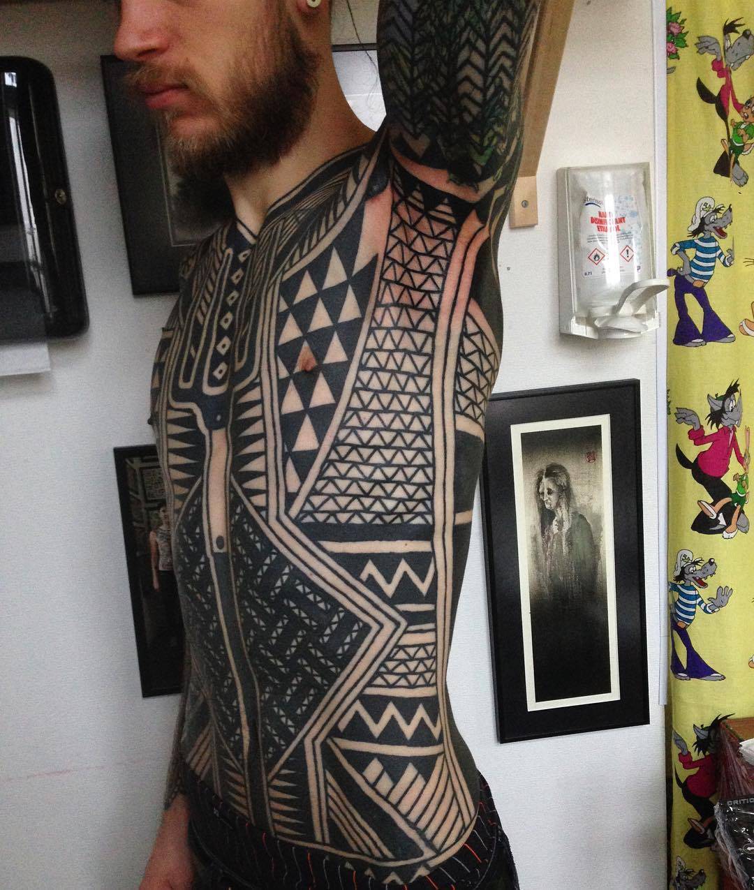 纹身艺术家Aivaras Lee，黑色作者风格装饰性纹身 | 立陶宛