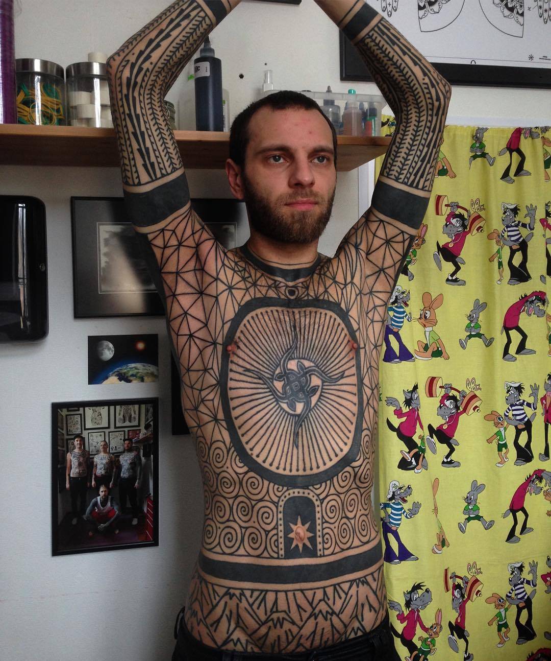 纹身艺术家Aivaras Lee，黑色作者风格装饰性纹身 | 立陶宛