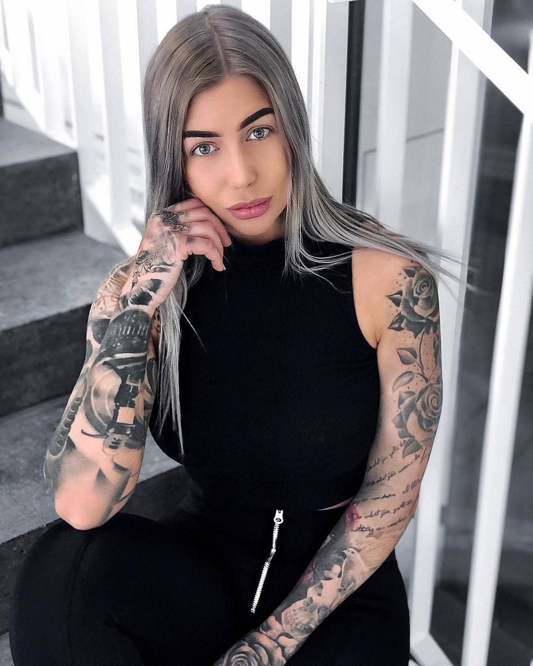 Modelo tatuada Jessica Rosen, modelo de fotografía alternativa, chica con tatuaje |  Suecia