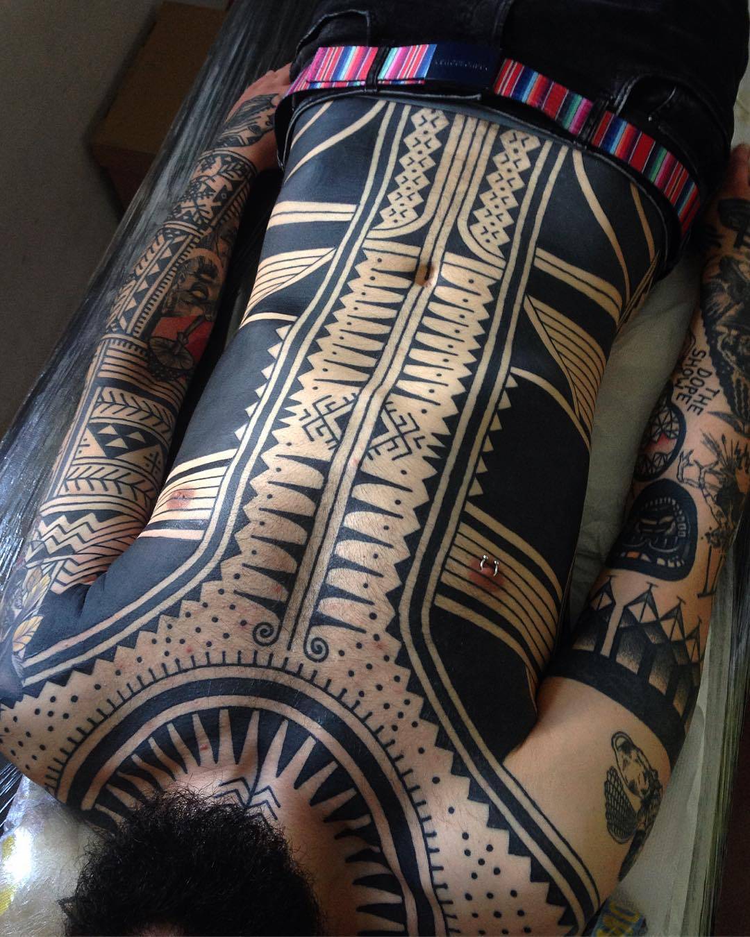 纹身艺术家Aivaras Lee，黑色作者风格装饰性纹身 | 立陶宛