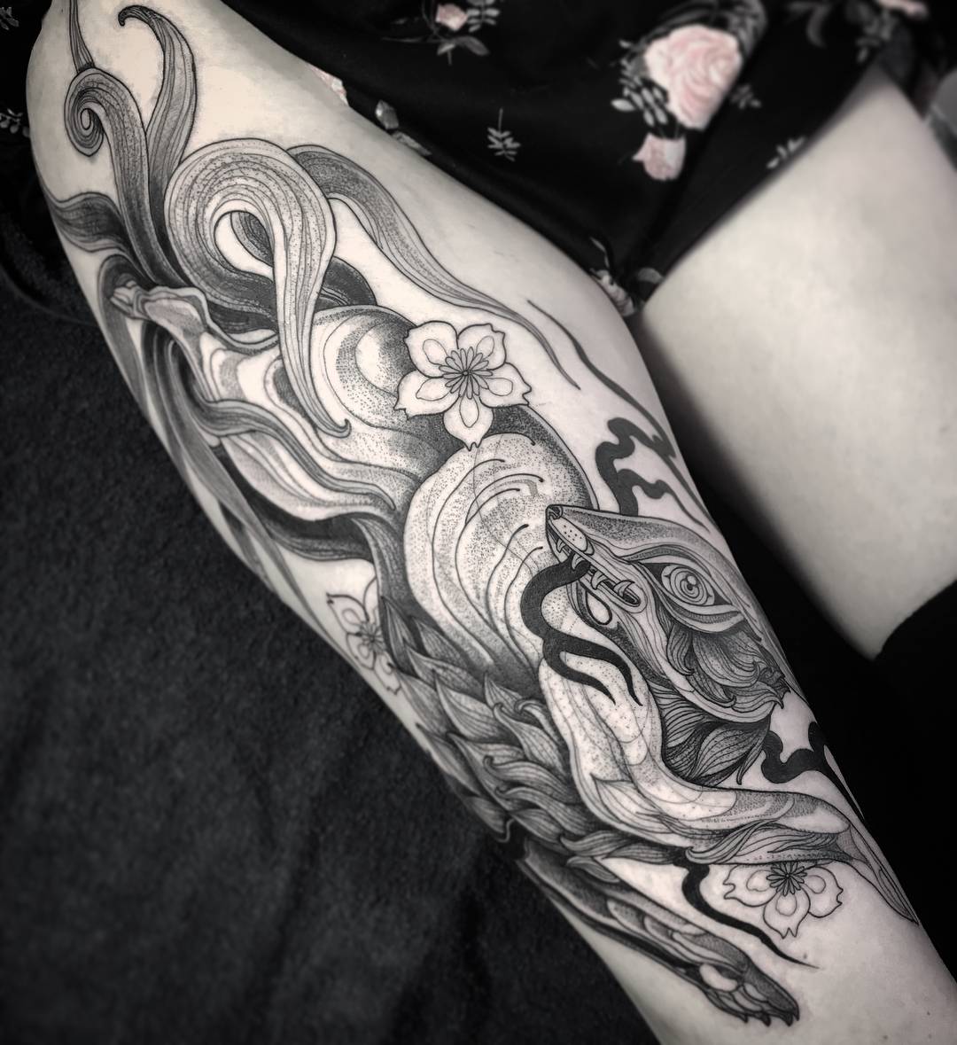 纹身艺术家Nomi Chi，作者风格的黑色纹身 | 加拿大，温哥华