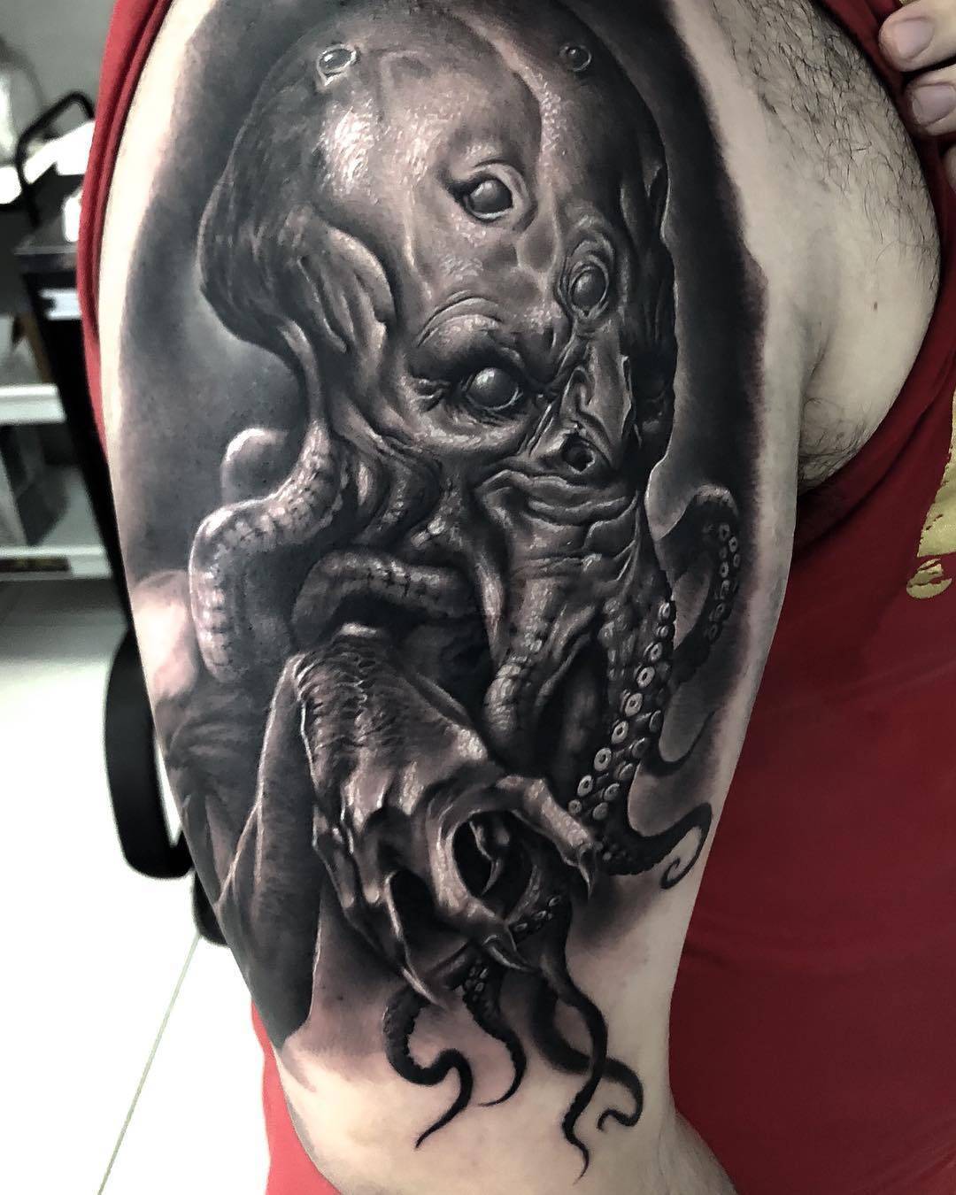 纹身艺术家武士对峙，黑色与灰色作者风格肖像写实纹身 | 巴西