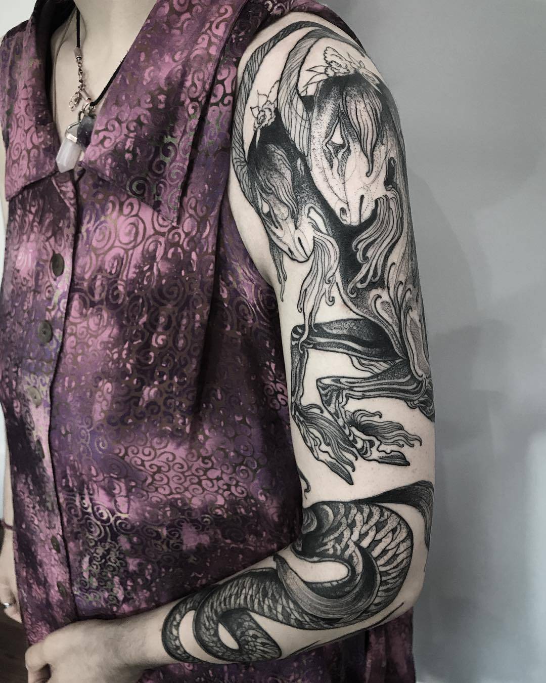 纹身艺术家Nomi Chi，作者风格的黑色纹身 | 加拿大，温哥华