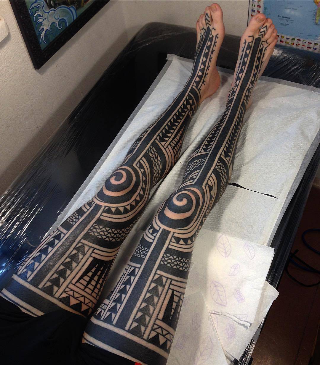 纹身艺术家Aivaras Lee，黑色作者风格装饰性纹身 | 立陶宛