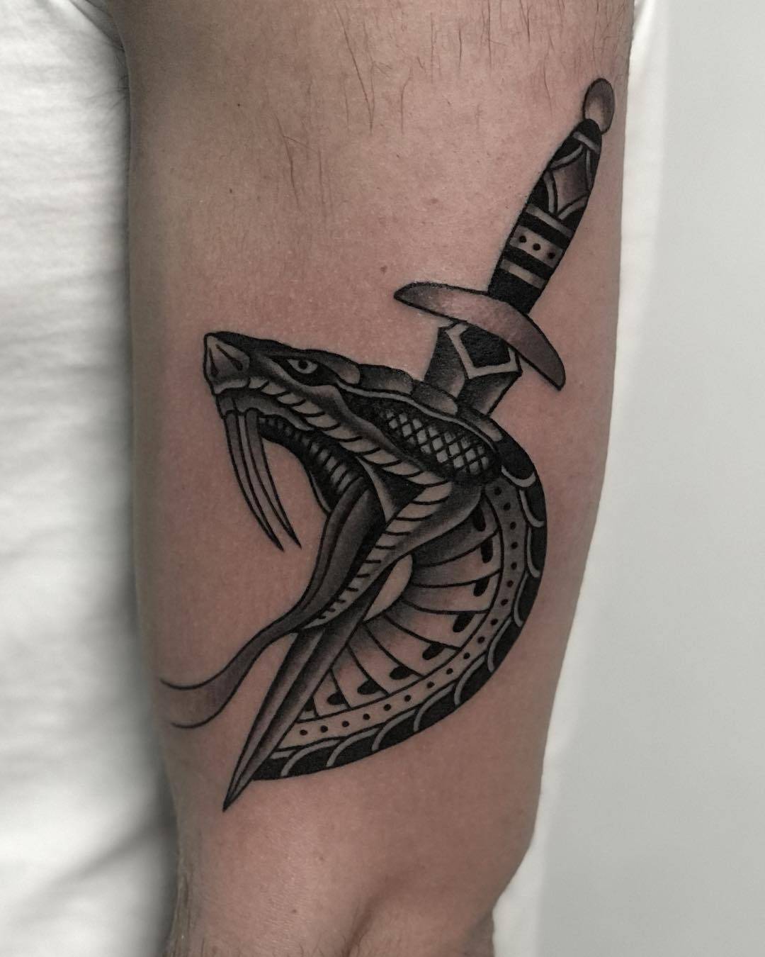 Tattoo artist Javier Betancourt, black old school traditional tattoo | USA