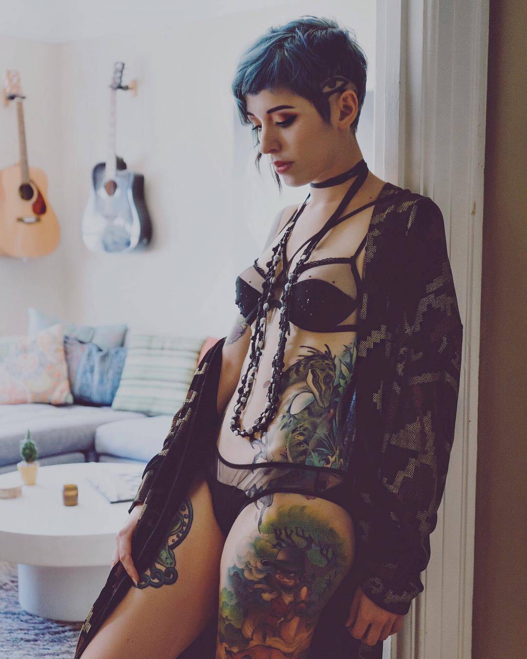 Modelo tatuada Claire West, modelo de fotografía alternativa, chica suicida