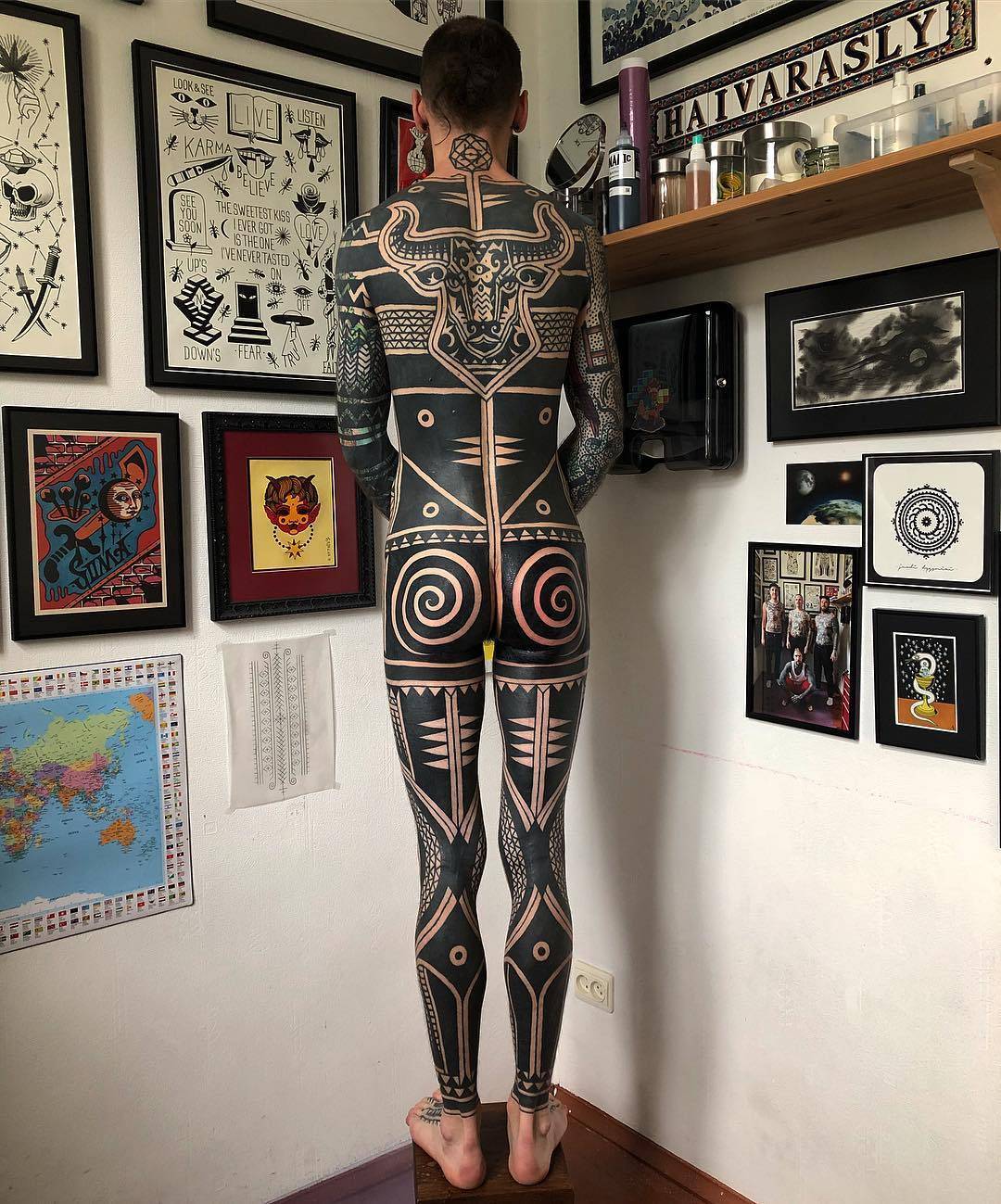 纹身艺术家Aivaras Lee，黑色作者风格装饰性纹身 | 立陶宛