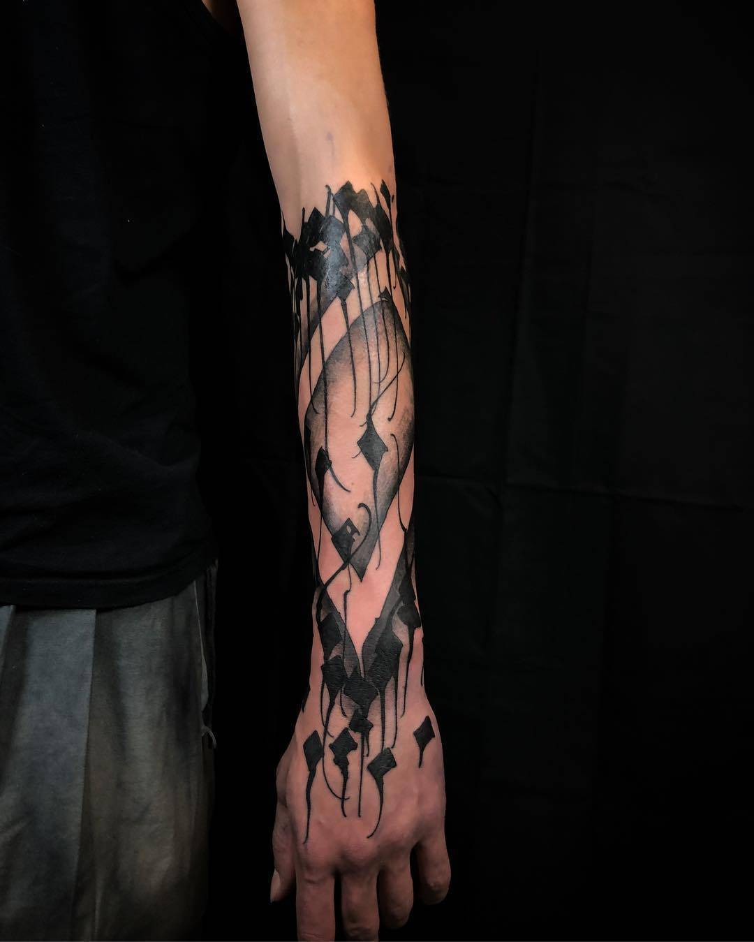 纹身艺术家Gordon Lettuce，作者风格的抽象黑工纹身 | 英国