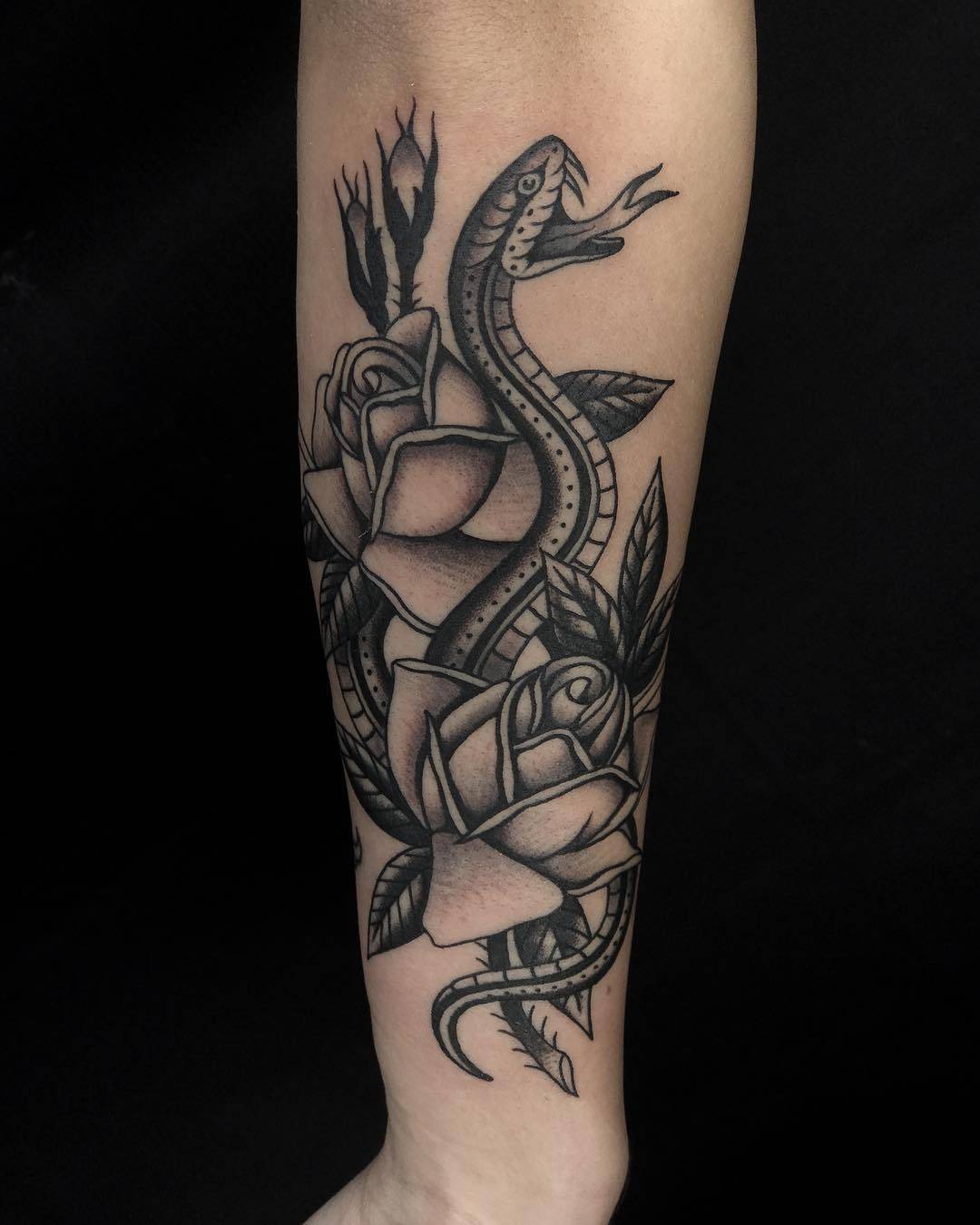 Tattoo artist Javier Betancourt, black old school traditional tattoo | USA