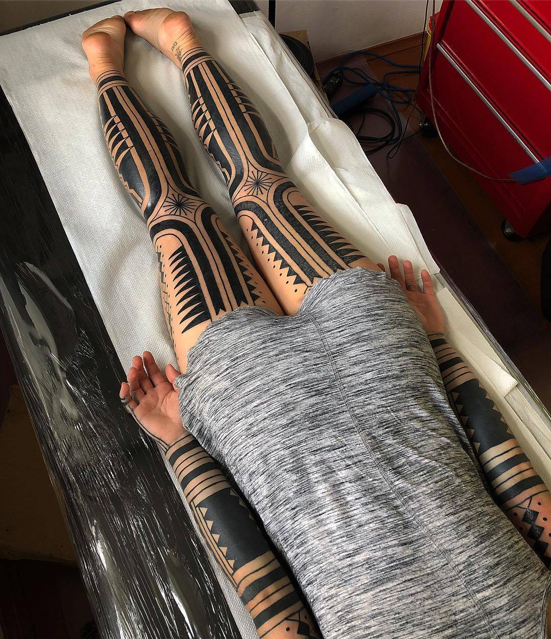 纹身艺术家Aivaras Lee，黑色作者风格装饰性纹身 | 立陶宛