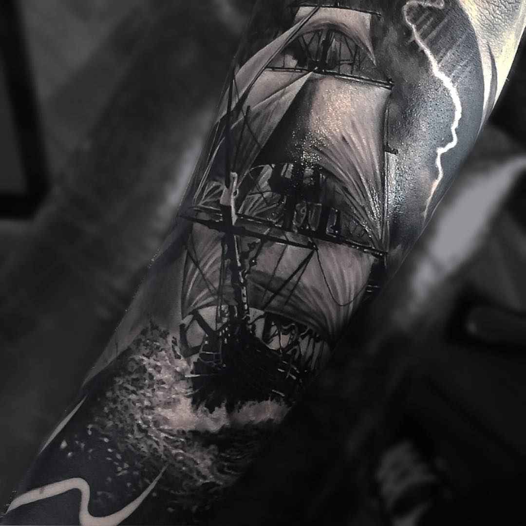 Tattoo artist Owen Paulls black&grey realistic tattoo