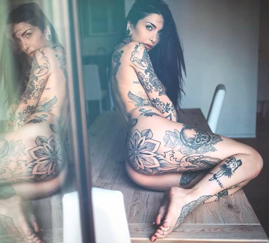 Modelo italiana tatuada Indaco Suicide, chica suicida, chica con tatuaje |  Italia