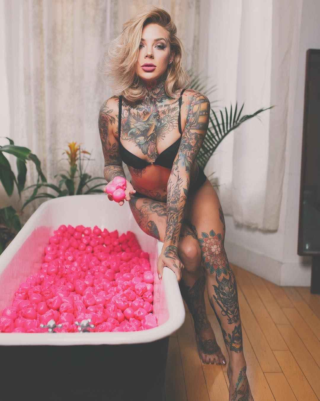 Modelo de tatuaje femenino Madison Skye |  modelo alternativo de Canadá