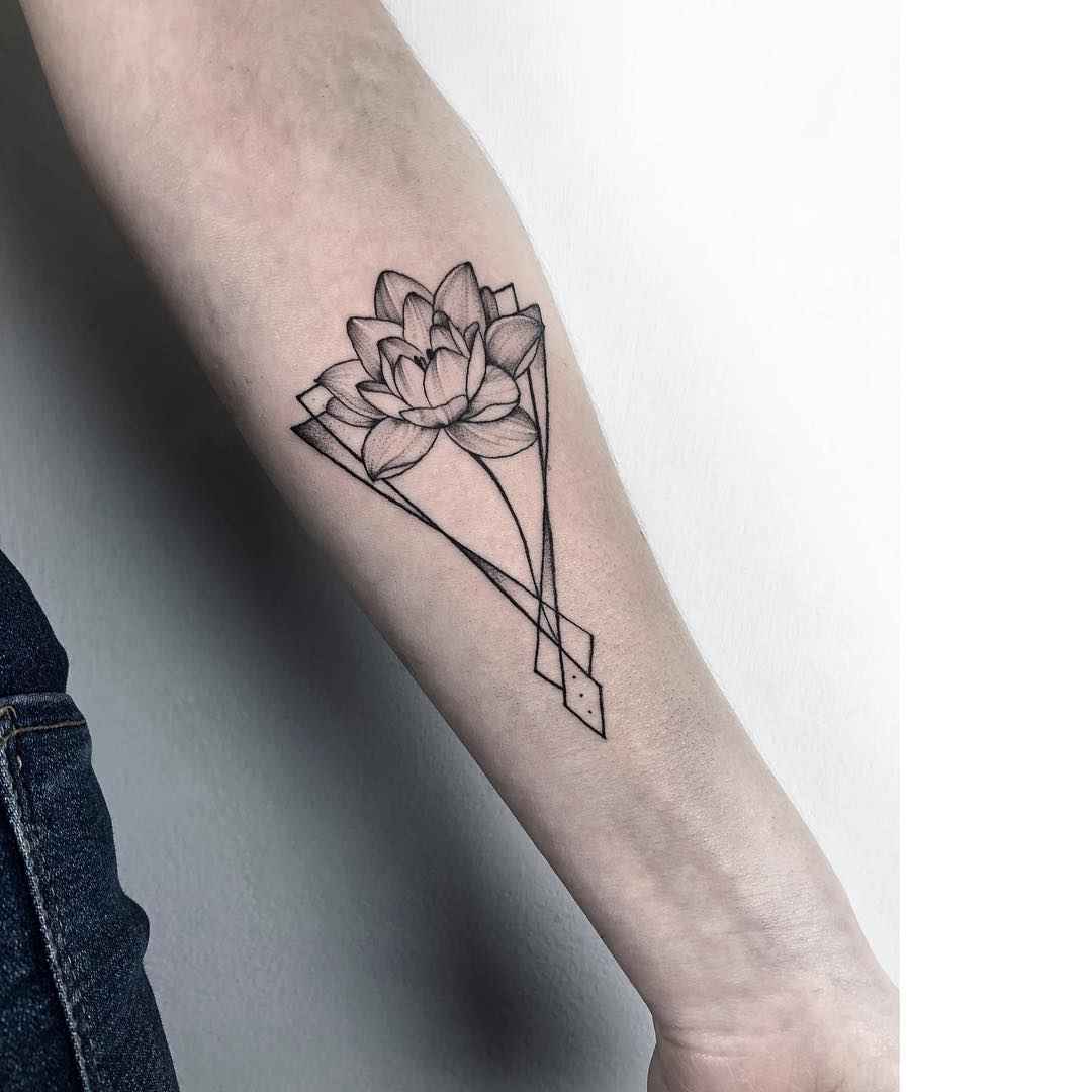 Tattoo艺术家Yarina Tereshchenko黑色点绘线条 tattoo | Kiew, Ukraine