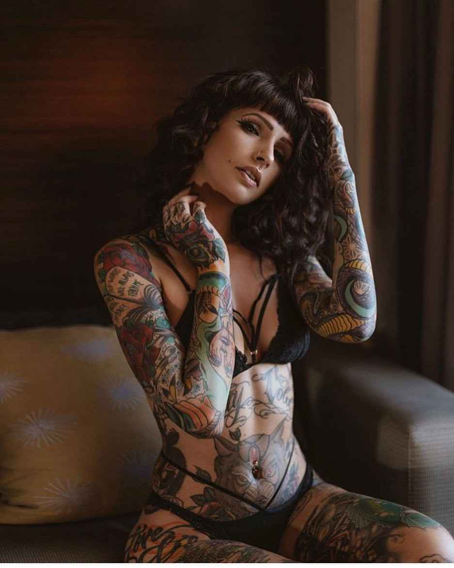 Modelo tatuada Angela Mazzanti, modelo de fotografía alternativa, chica tatuada |  EE.UU