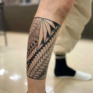 Male Black Polynesian tattoo on Leg #82448 | Tattoo Artist Maxim Parhomenko