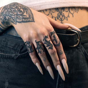 Female Black Calligraphy tattoo on Fingers #85471 | Tattoo Artist Nikita Kasatkin