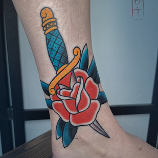 Female Color Old School tattoo on Shin #86187 | Tattoo Artist Roma Dober