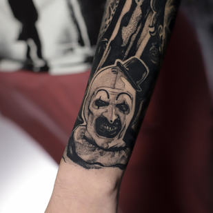 Female Black Whipshading tattoo on Wrist #97447 | Tattoo Artist Valentin Markgraf