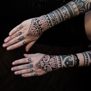 Female Black Polynesian tattoo on Palm #96531 | Tattoo Artist maksim kokin