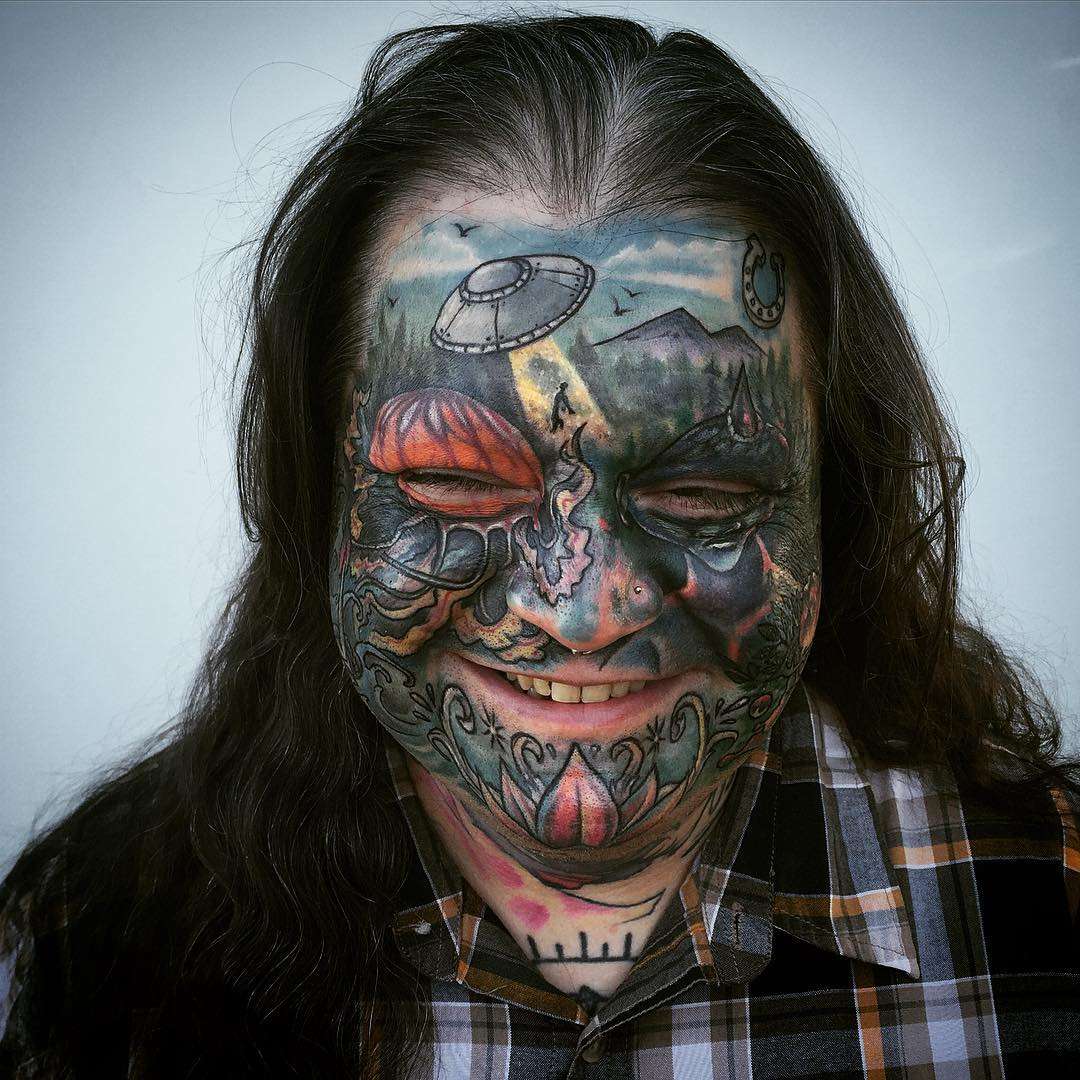 Artista de tatuagem Johnny Smith estilo color new school e neo tradicional