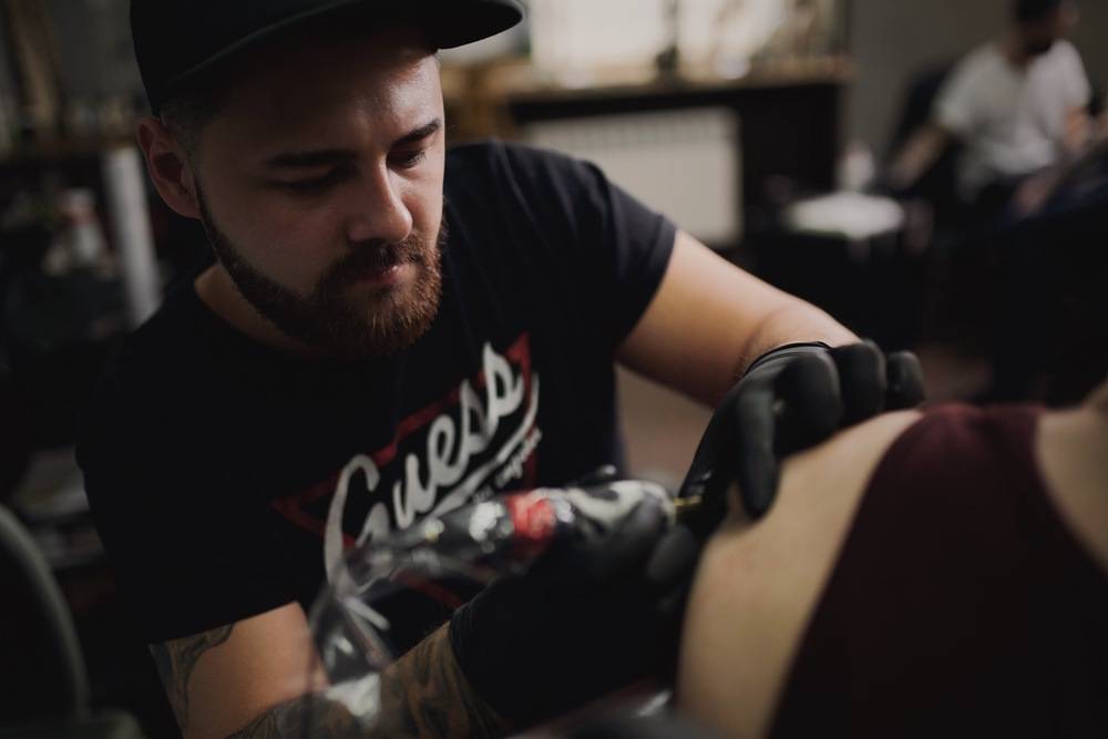 토트 아티스트 알렉산더 올로프, 컬러 및 검은색과 회색 실감 토트, iNKPPL.com에서의 독점 인터뷰 | 러시아 모스크바