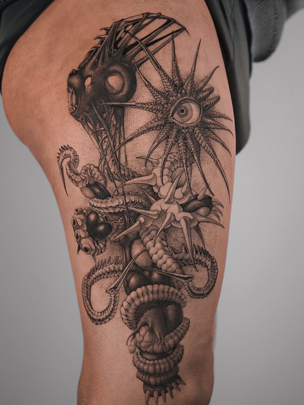 Биоорганический чёрный тату-стиль